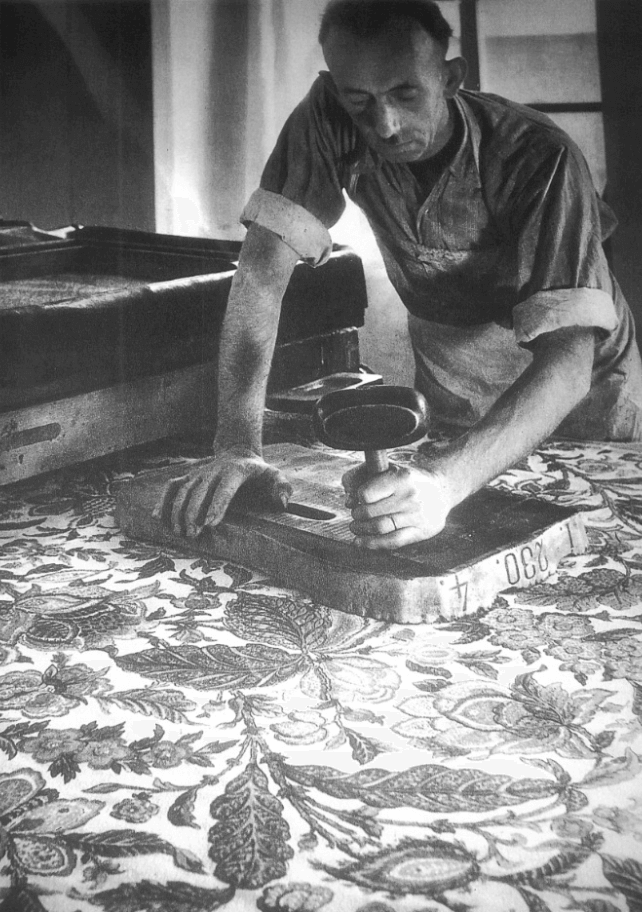 Employee working in the factory in Thann